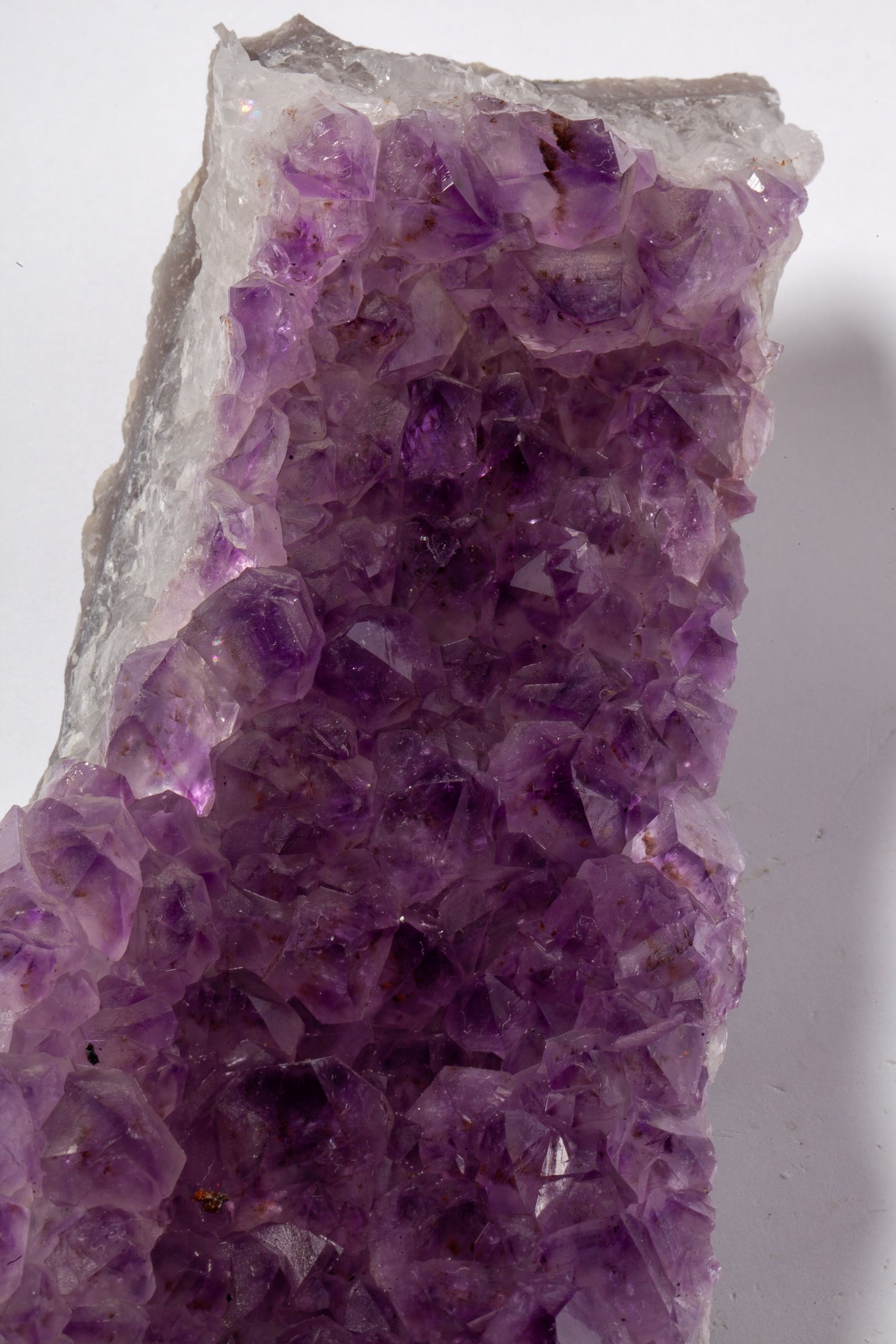 Cluster di Ametista Naturale – Lastra Allungata con Cristalli Viola Intenso