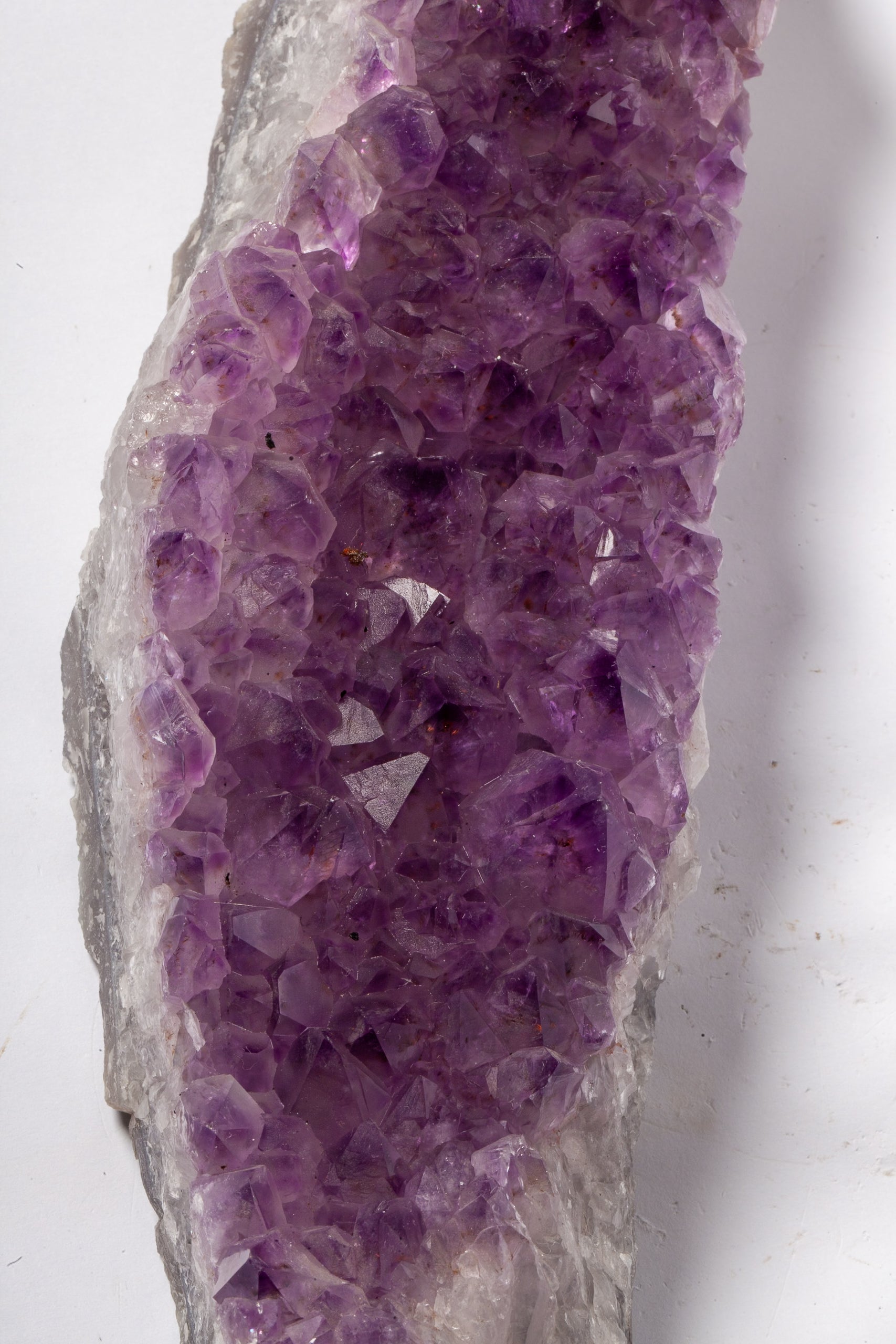 Cluster di Ametista Naturale – Lastra Allungata con Cristalli Viola Intenso
