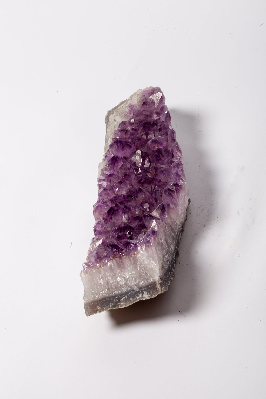 Cluster di Ametista Naturale – Lastra Allungata con Cristalli Viola Intenso