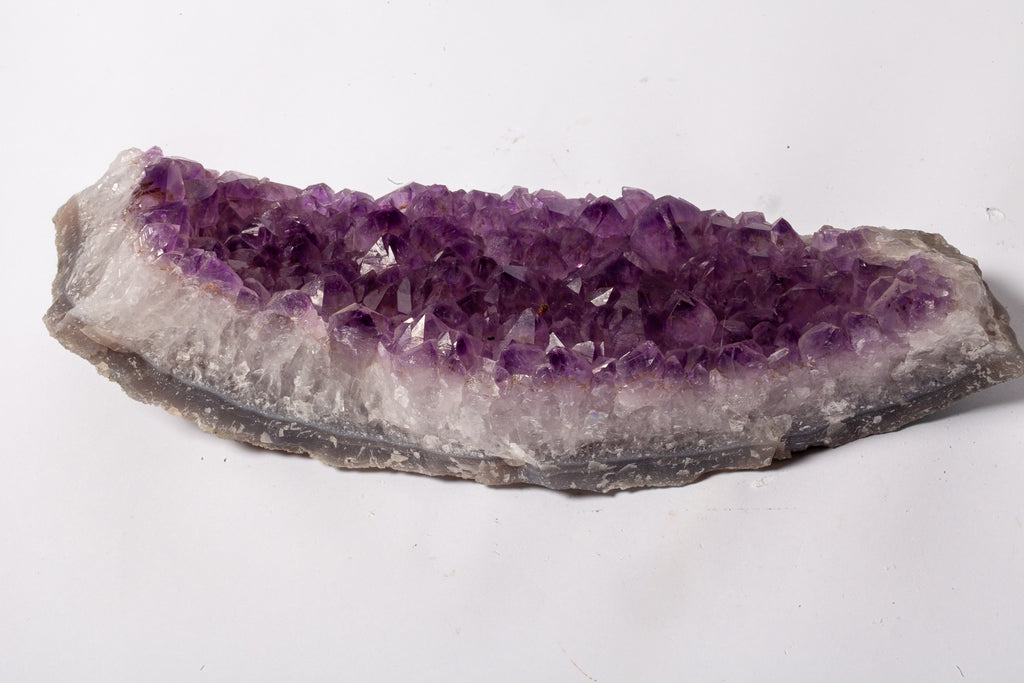 Cluster di Ametista Naturale – Lastra Allungata con Cristalli Viola Intenso